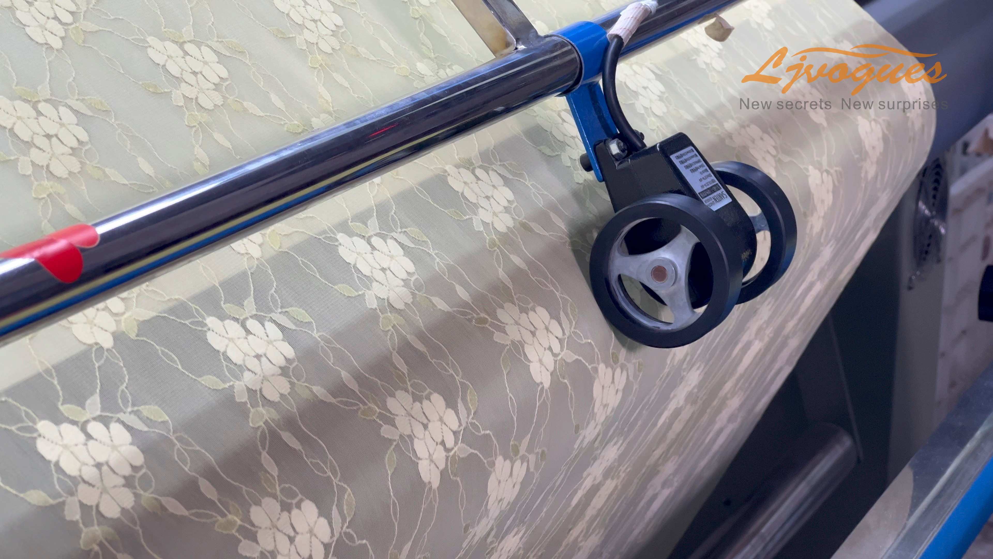 LJVOGUES-period-underwear-fabric-inspection (2).jpg