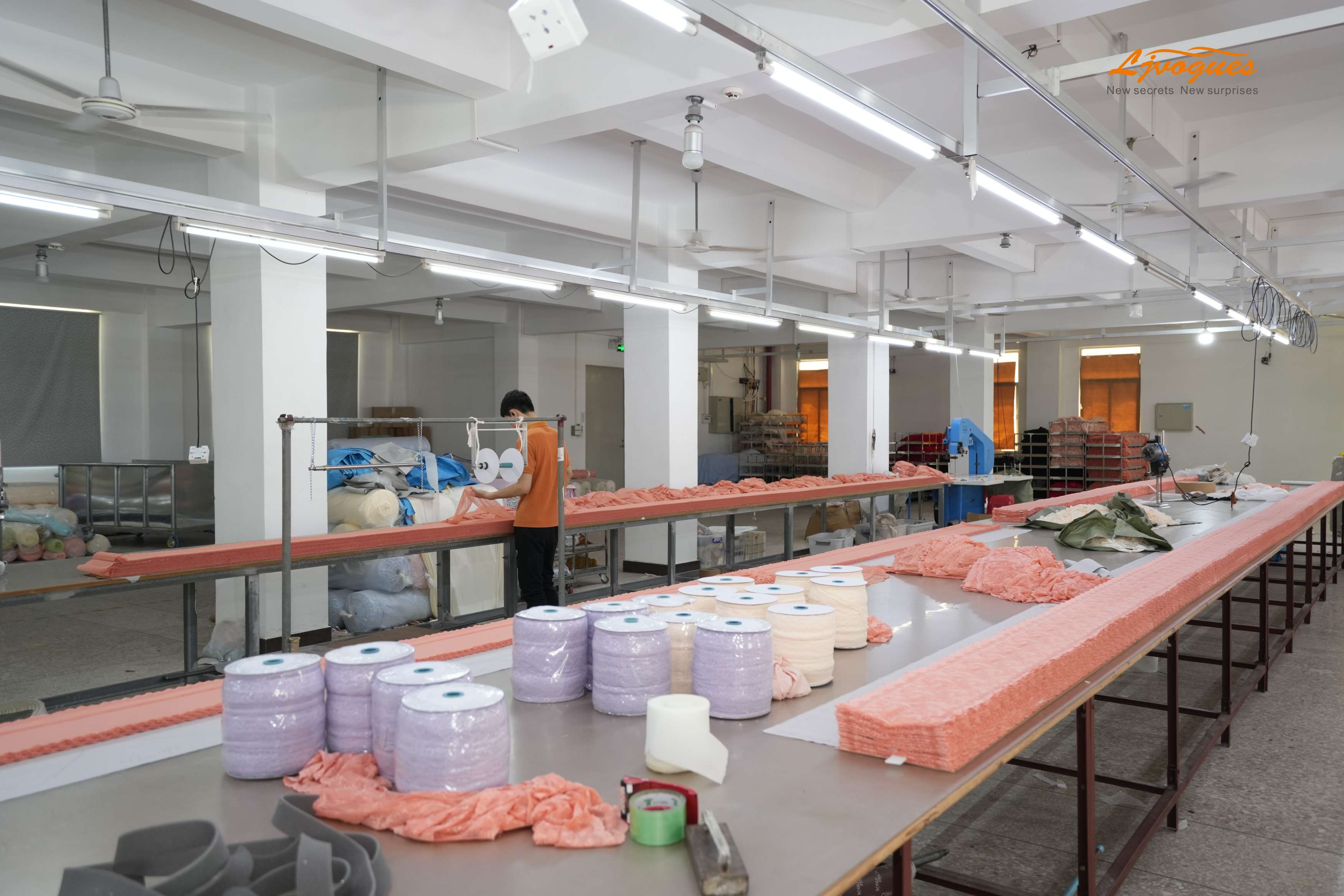 LJVOGUES-fabric-spreading-layout (1).JPG