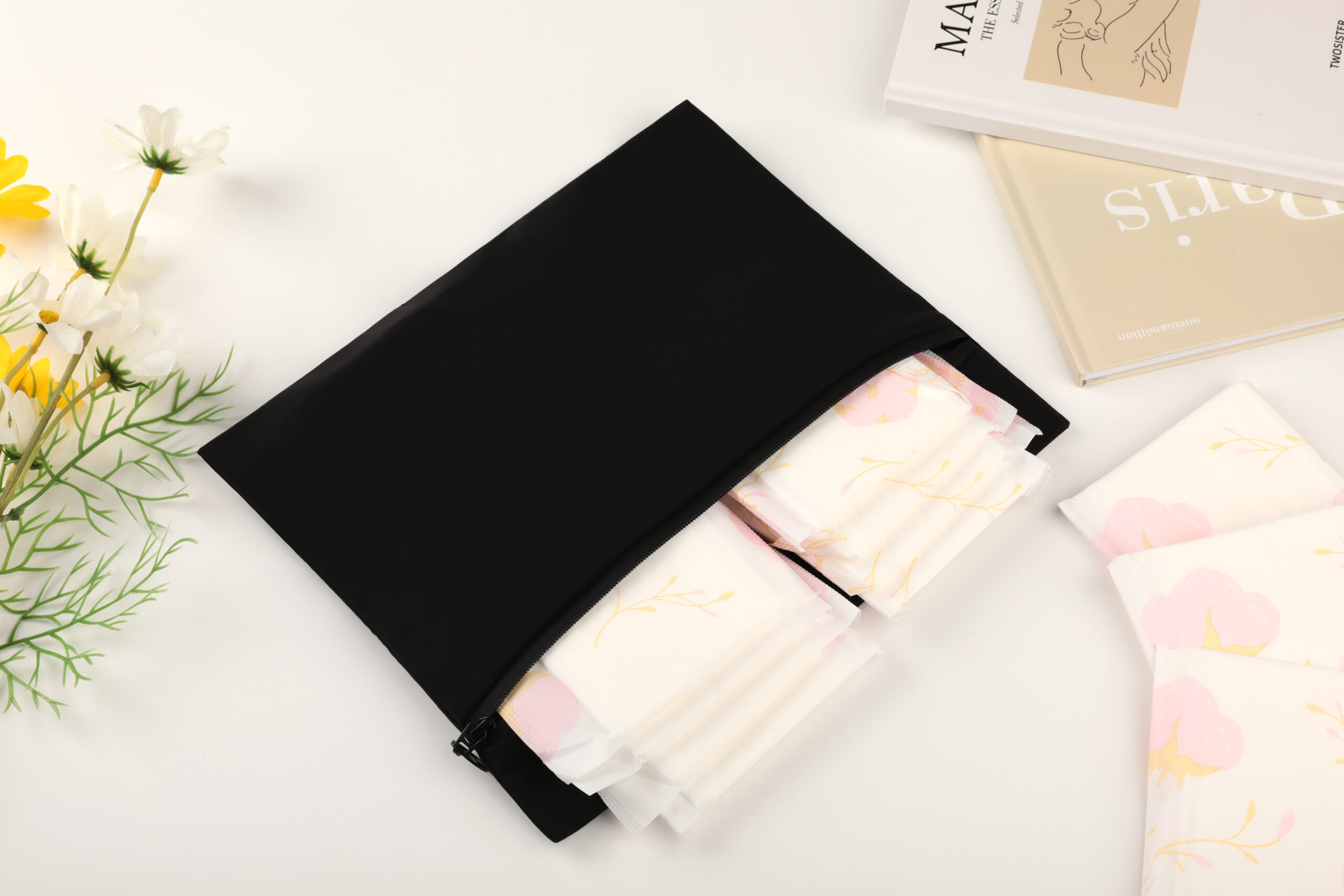 Dual-layer waterproof zipper / Compact / Waterproof performance / Multi-purpose storage