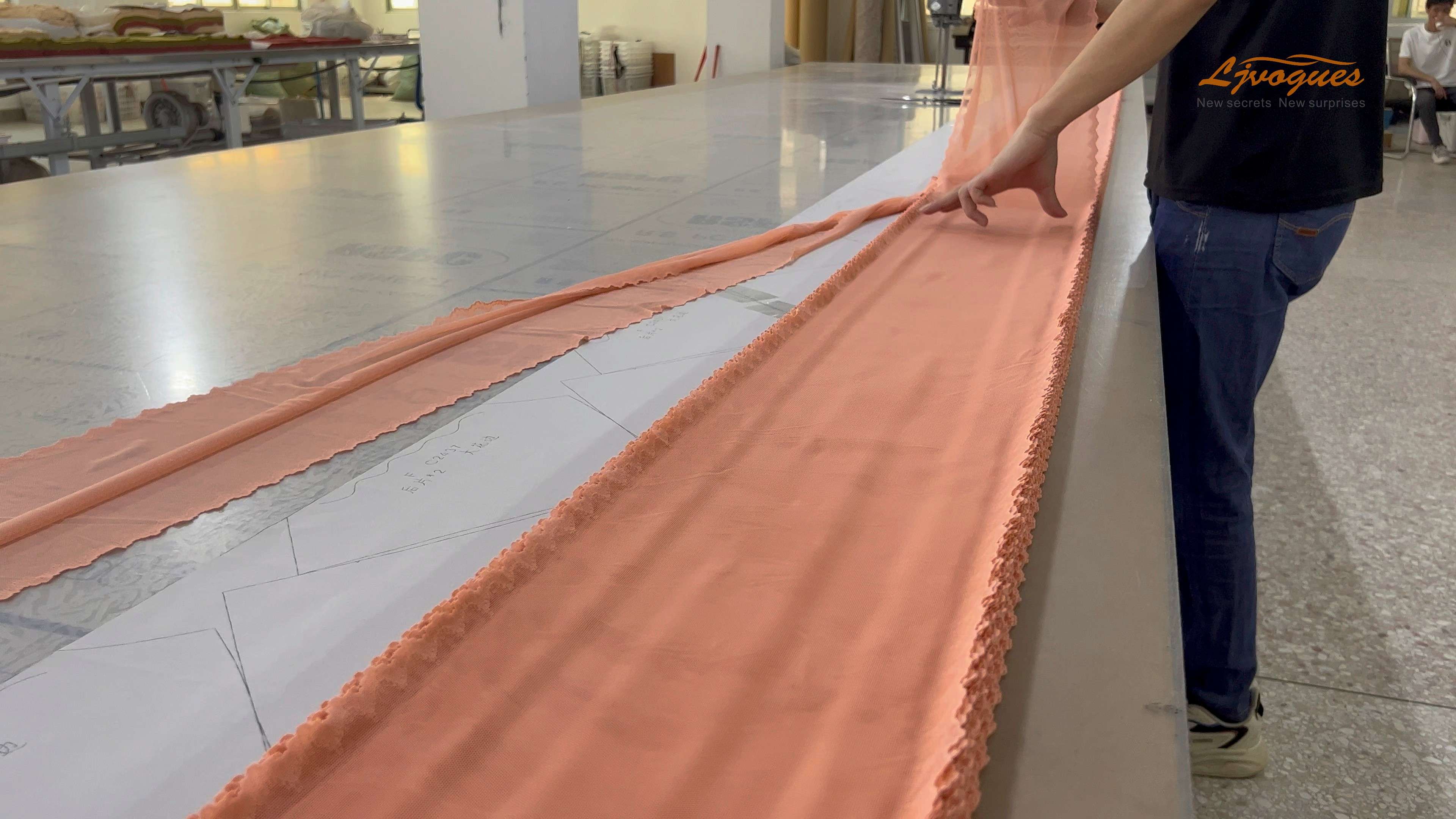 LJVOGUES-manual-fabric-layout-spreading (1).jpg